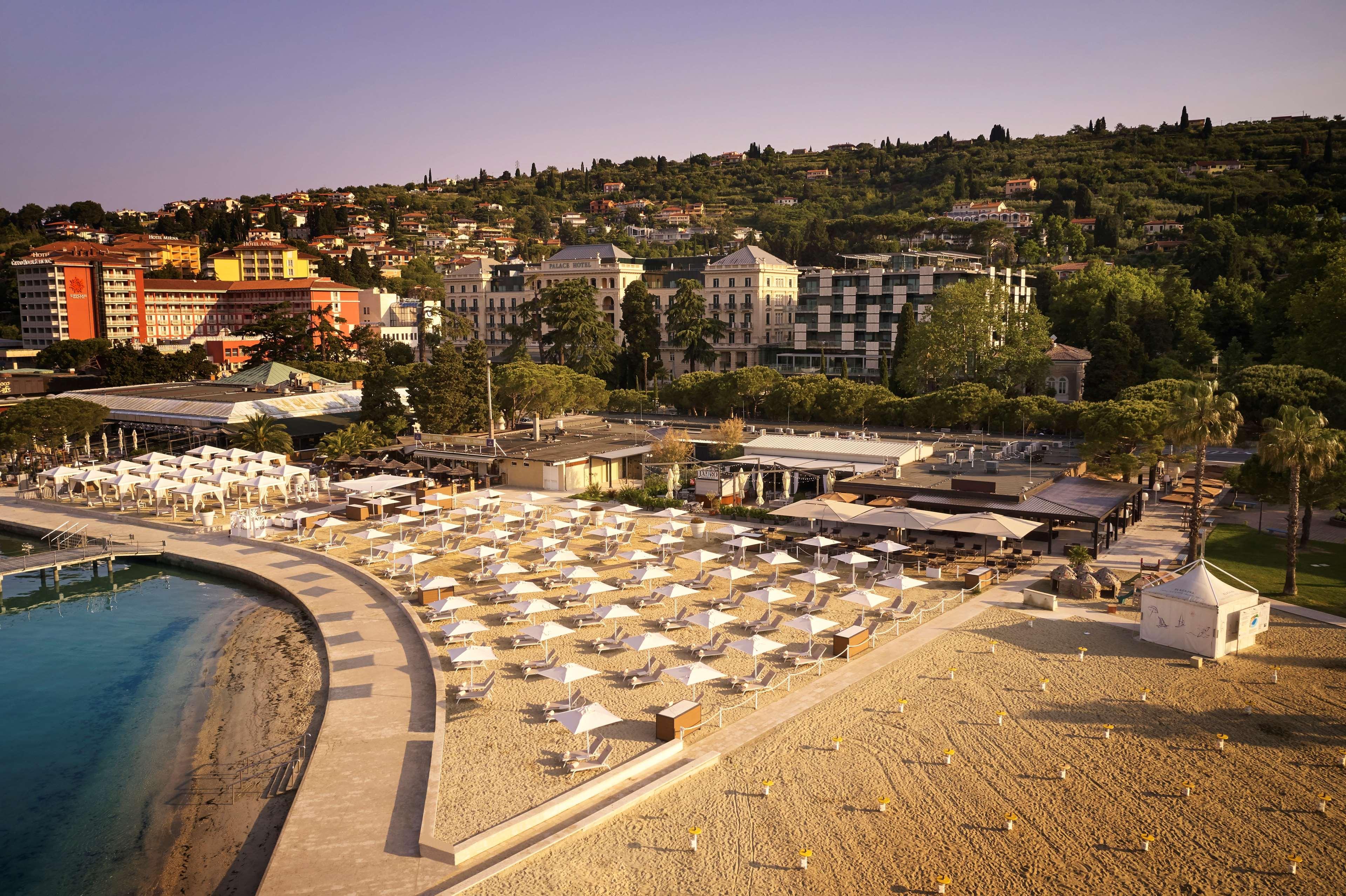 Hotel Kempinski Palace Portoroz Exterior foto The beach at the Grand Hotel