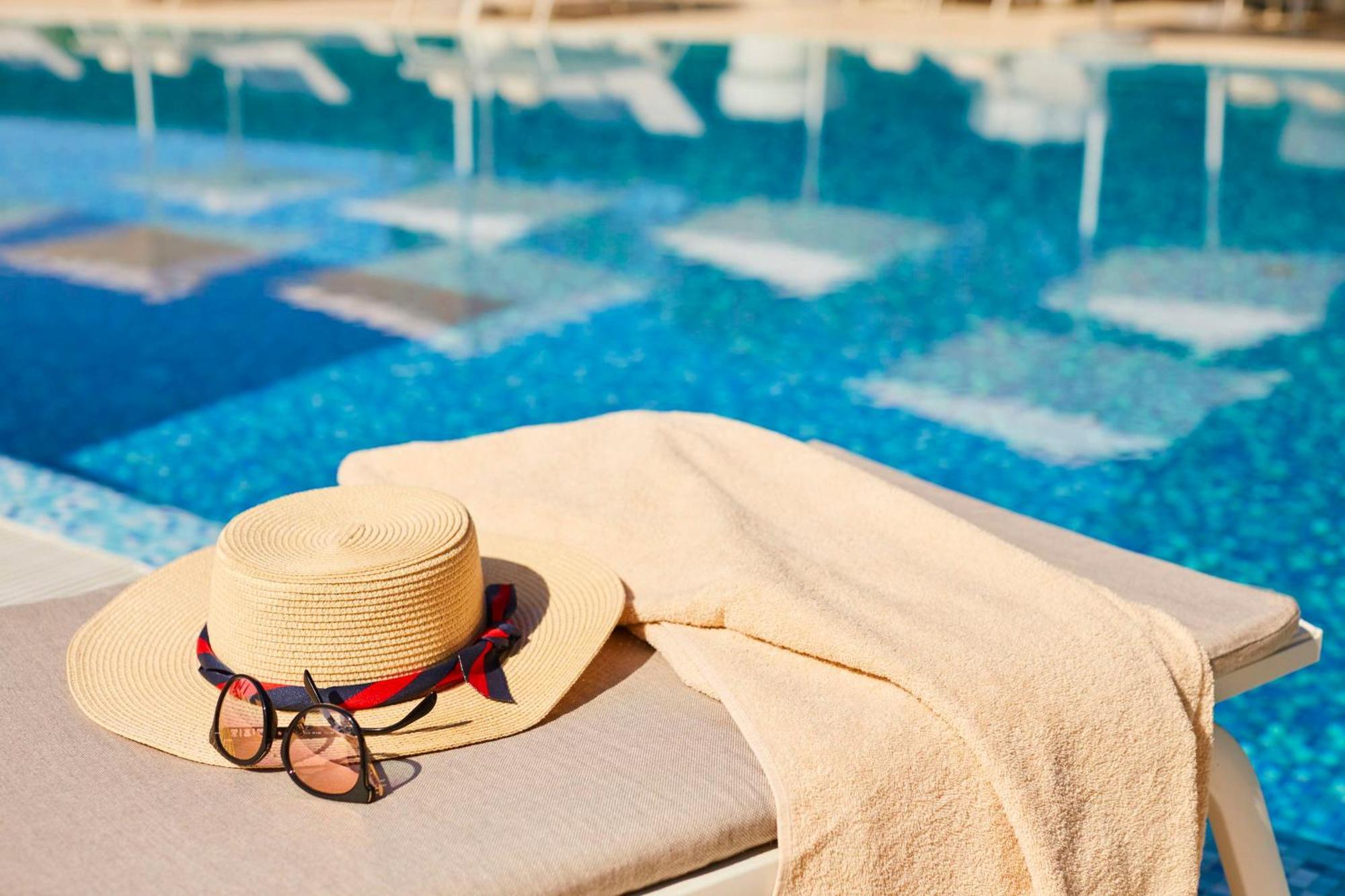 Hotel Kempinski Palace Portoroz Exterior foto A towel at a pool