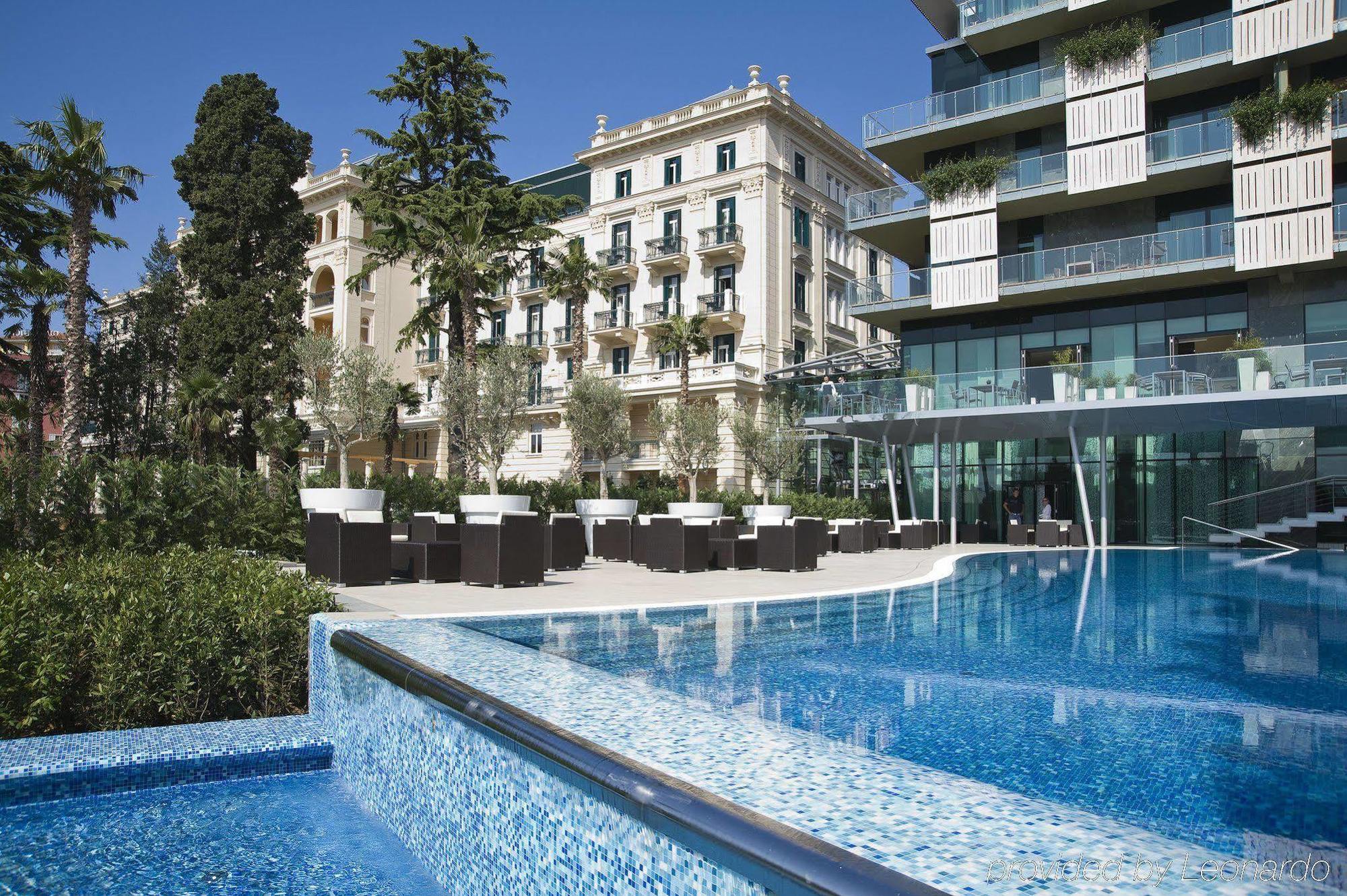 Hotel Kempinski Palace Portoroz Exterior foto The pool at the Hotel de la Paix